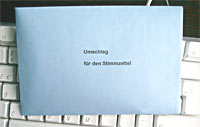 Blauer Umschlag für den Stimmzettel