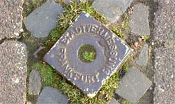 ein Vermessungspunkt in Frankfurt, Quelle: wikipedia.de, Autor: Dontworry