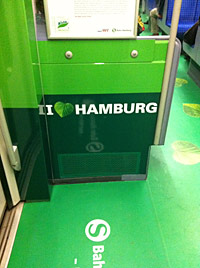 Innenansicht einer grün beklebten S-Bahn in Hamburg 2011