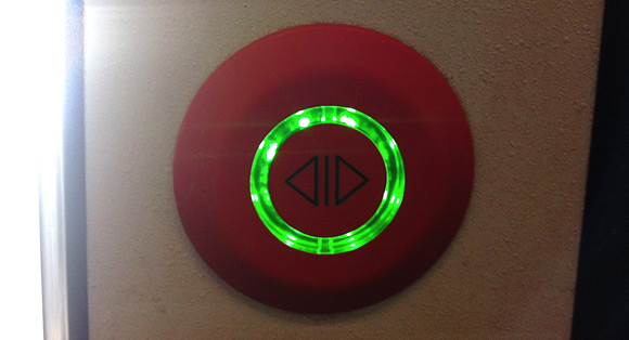 Türöffner einer S-Bahn, mit grün leuchtendem Ring