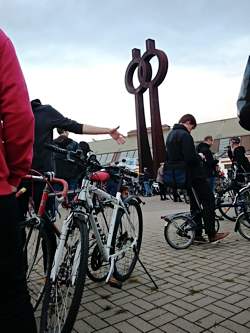 Critical Mass versammelt sich vor den Deichtorhallen