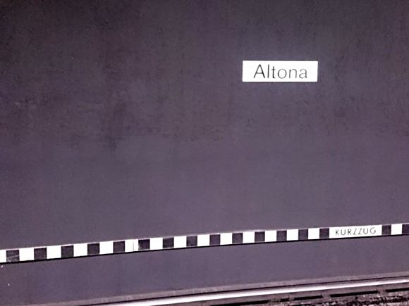 Altonaer Bahnhof mit schwarzen Wänden