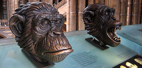 Bronzeskulpturen von zwei Affenköpfen