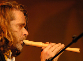 Helge Schneider an der Flöte - Quelle: www.helge-schneider.de